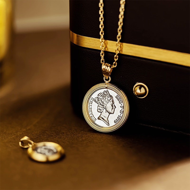 13087 Queen's Head Portrait Bicolor Screw Pattern Frosted Pendant
