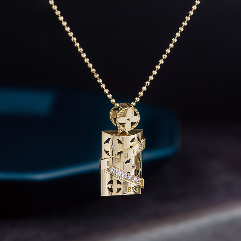 11617 Hollowed-out perfume bottle-shaped diamond-embedded pendant