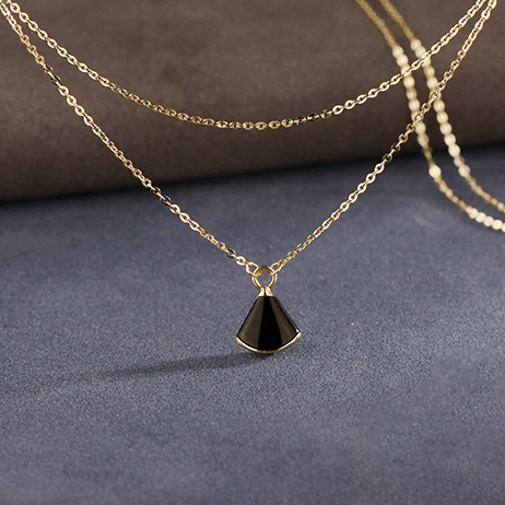 10443 Elegant Fan-shaped Black and White Bicolor Delicate Pendant