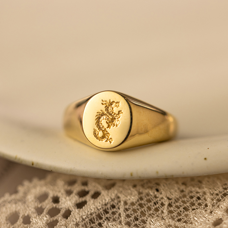 31458 Dragon’s Majesty: Golden Ring with Engraved Dragon