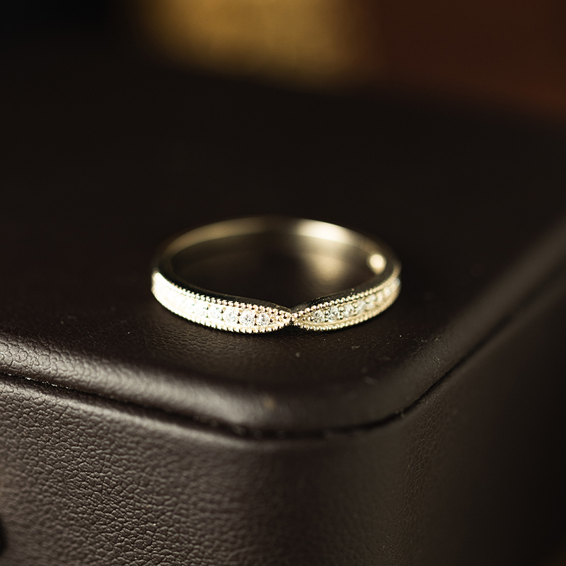 31530  A row of brilliant diamonds set in a ring.