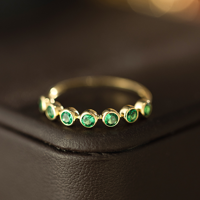 31563  Emerald fashion trend ring.