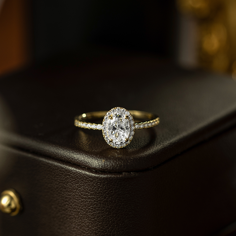31576 Luxurious Oval-Shaped Fully Pavé Diamond Ring