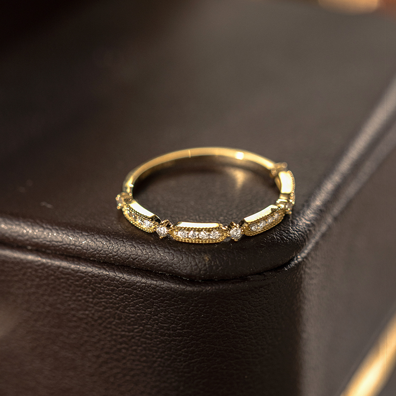 31569 Luxury diamond-encrusted ring.
