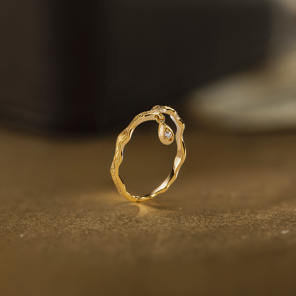 31450 Golden teardrop diamond-embedded ring