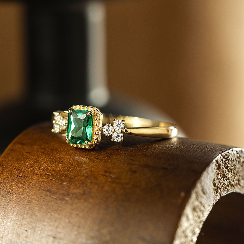 31578 Original design emerald simple and grand palace style ring 