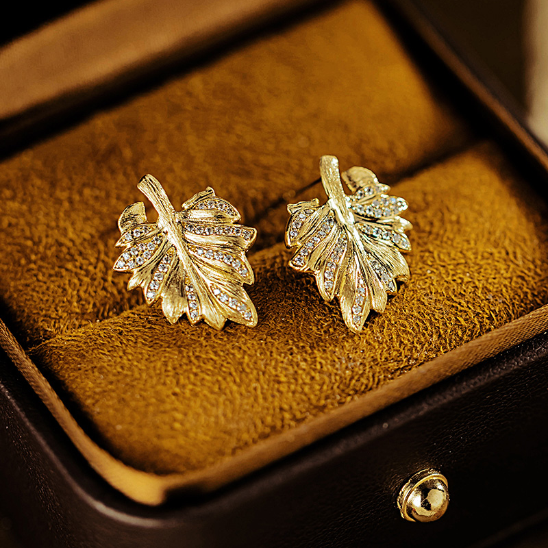 25147 Charming retro national trend maple leaf moissanite earrings, showing elegant temperament  