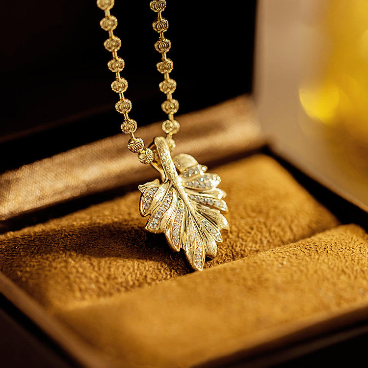 13040 Simple and retro style maple leaf-shaped moissanite pendant 